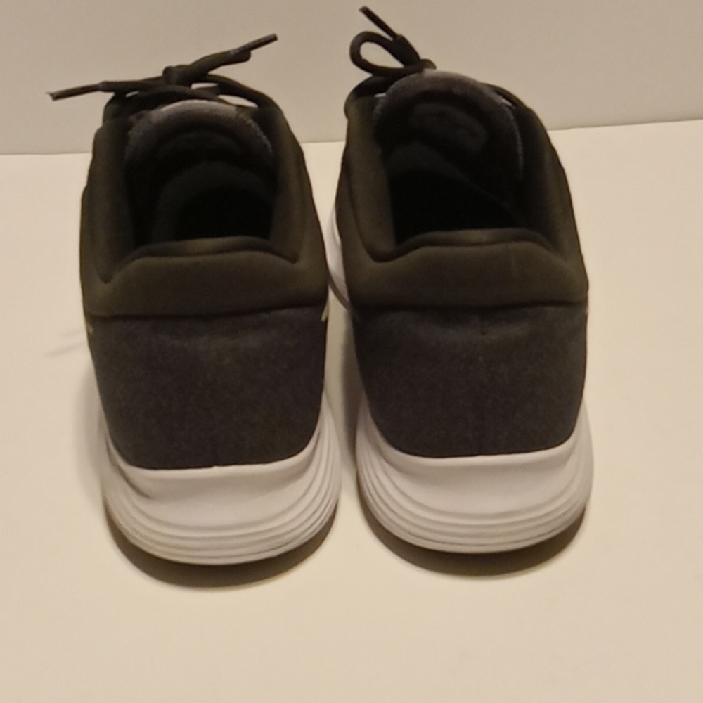 Nike Revolution 4 Size 11 - Picture 4 of 4